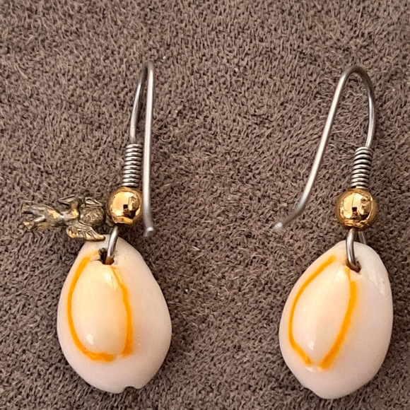 Vintage cowrie shell earrings with angel  s - Picture 3 of 3
